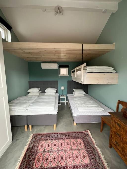 Eget hus med badtunna i skärgårdsmiljö