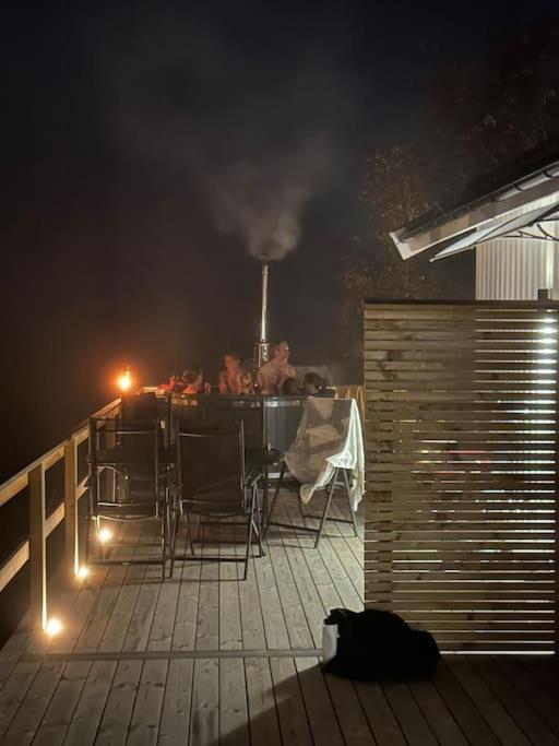 Eget hus med badtunna i skärgårdsmiljö