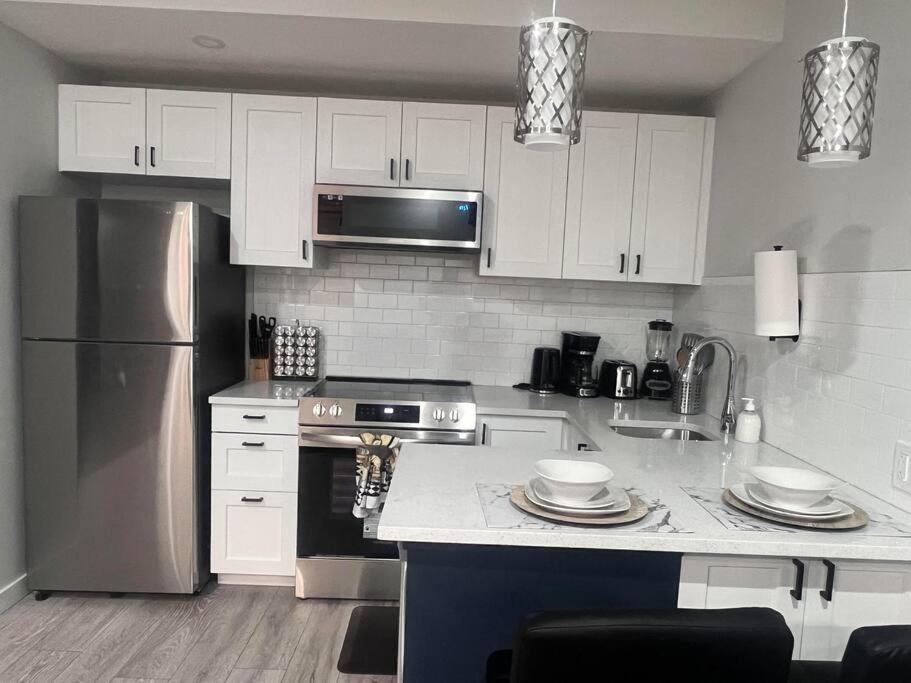 Gorgeous 2 bedroom Basement Guest Suite & Free Parking