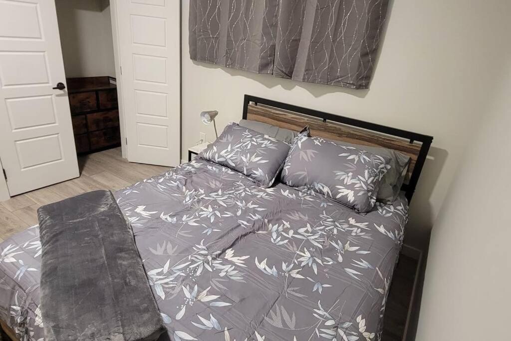 Gorgeous 2 bedroom Basement Guest Suite & Free Parking