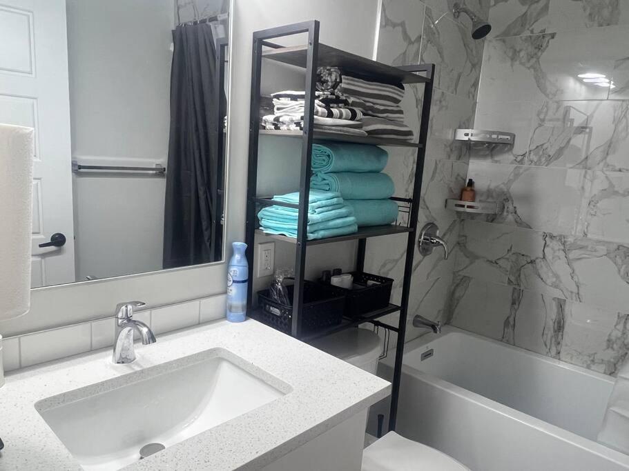 Gorgeous 2 bedroom Basement Guest Suite & Free Parking