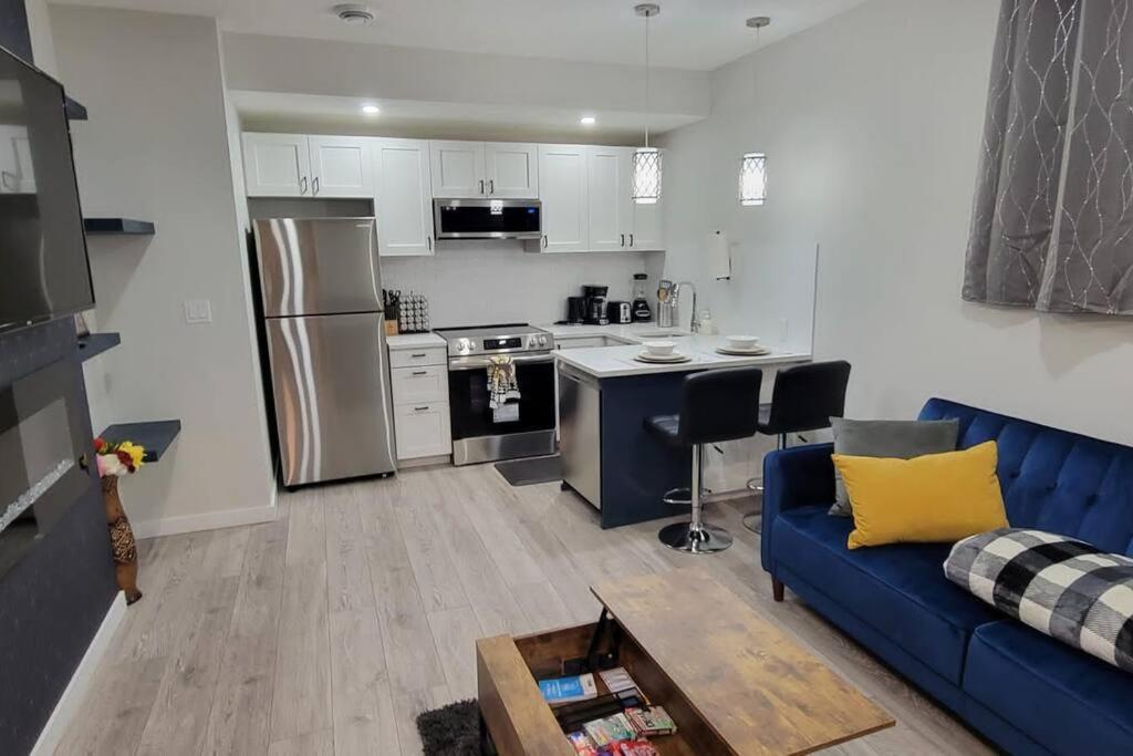 Gorgeous 2 bedroom Basement Guest Suite & Free Parking