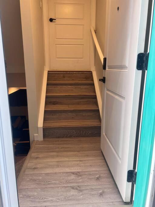 Gorgeous 2 bedroom Basement Guest Suite & Free Parking