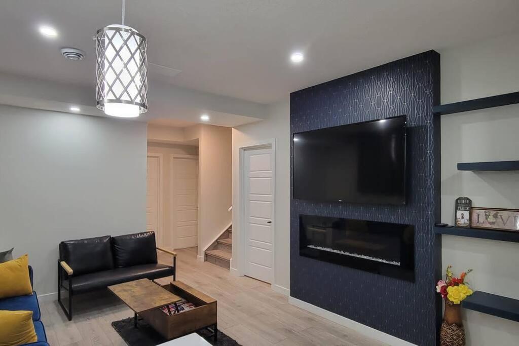 Gorgeous 2 bedroom Basement Guest Suite & Free Parking
