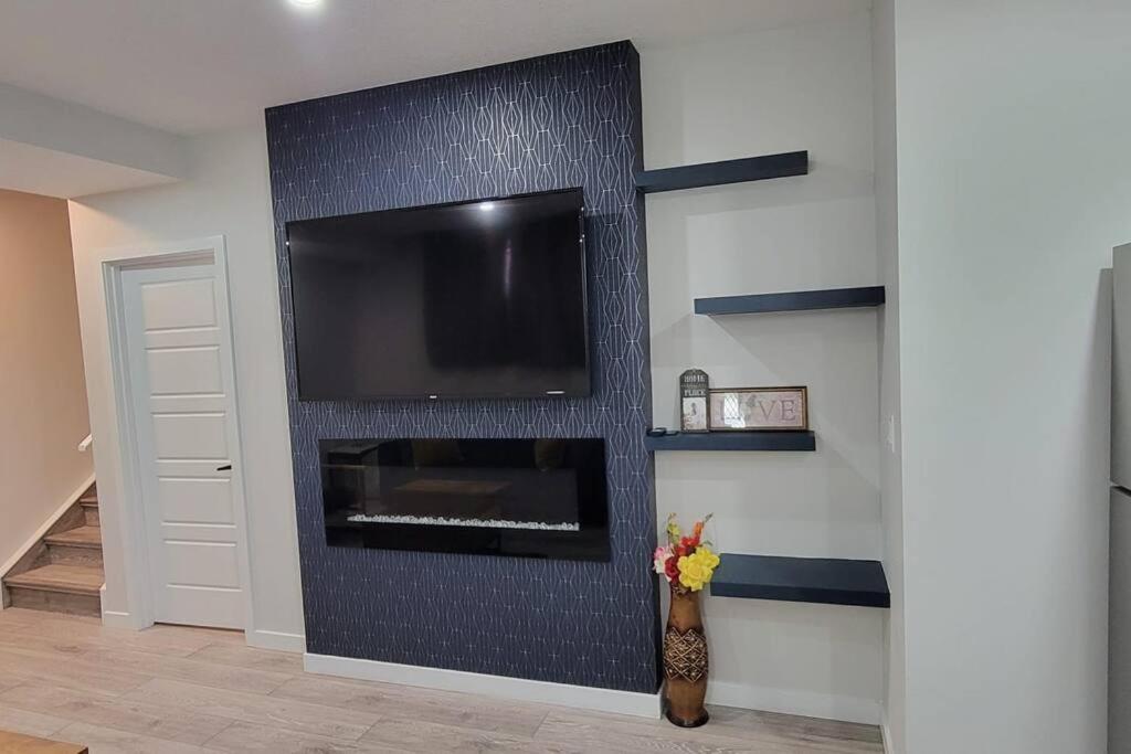 Gorgeous 2 bedroom Basement Guest Suite & Free Parking