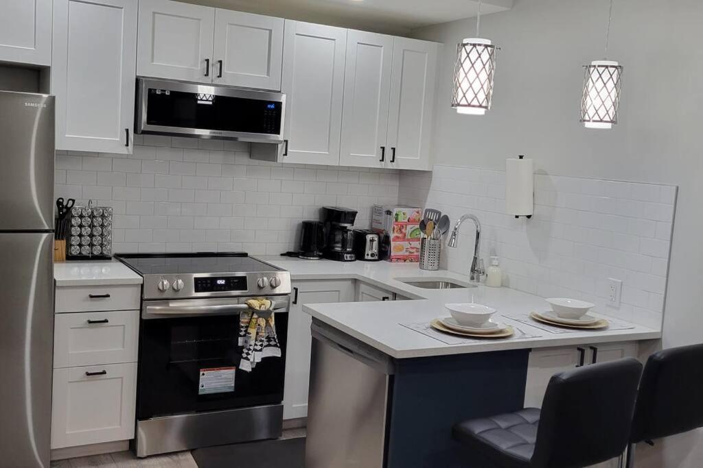 Gorgeous 2 bedroom Basement Guest Suite & Free Parking