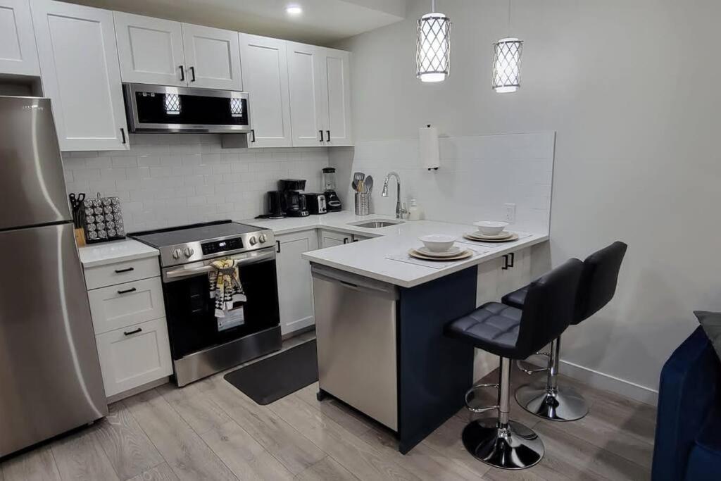 Gorgeous 2 bedroom Basement Guest Suite & Free Parking
