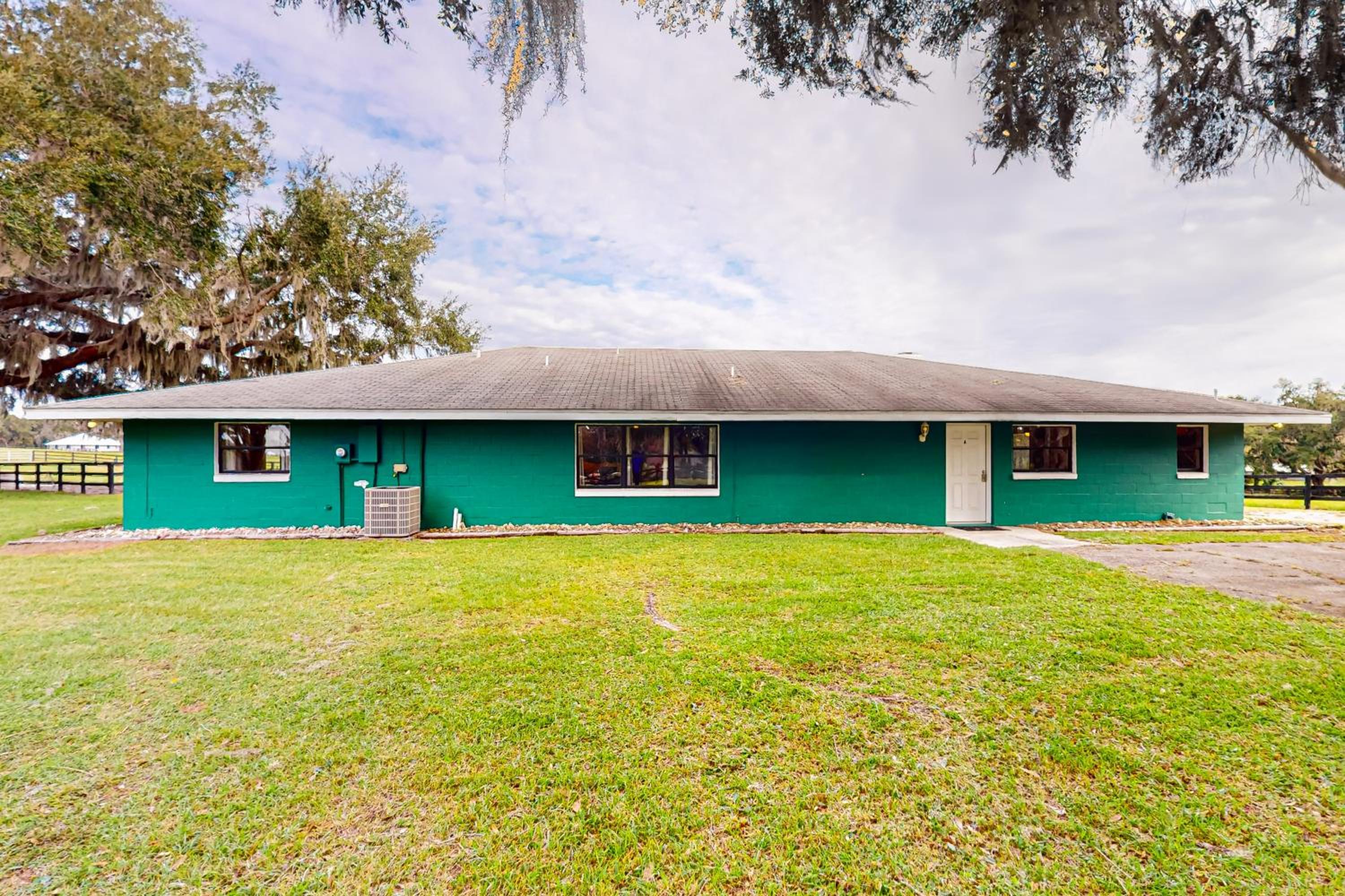 7 Mi to Paynes Prairie Preserve! Rural Retreat