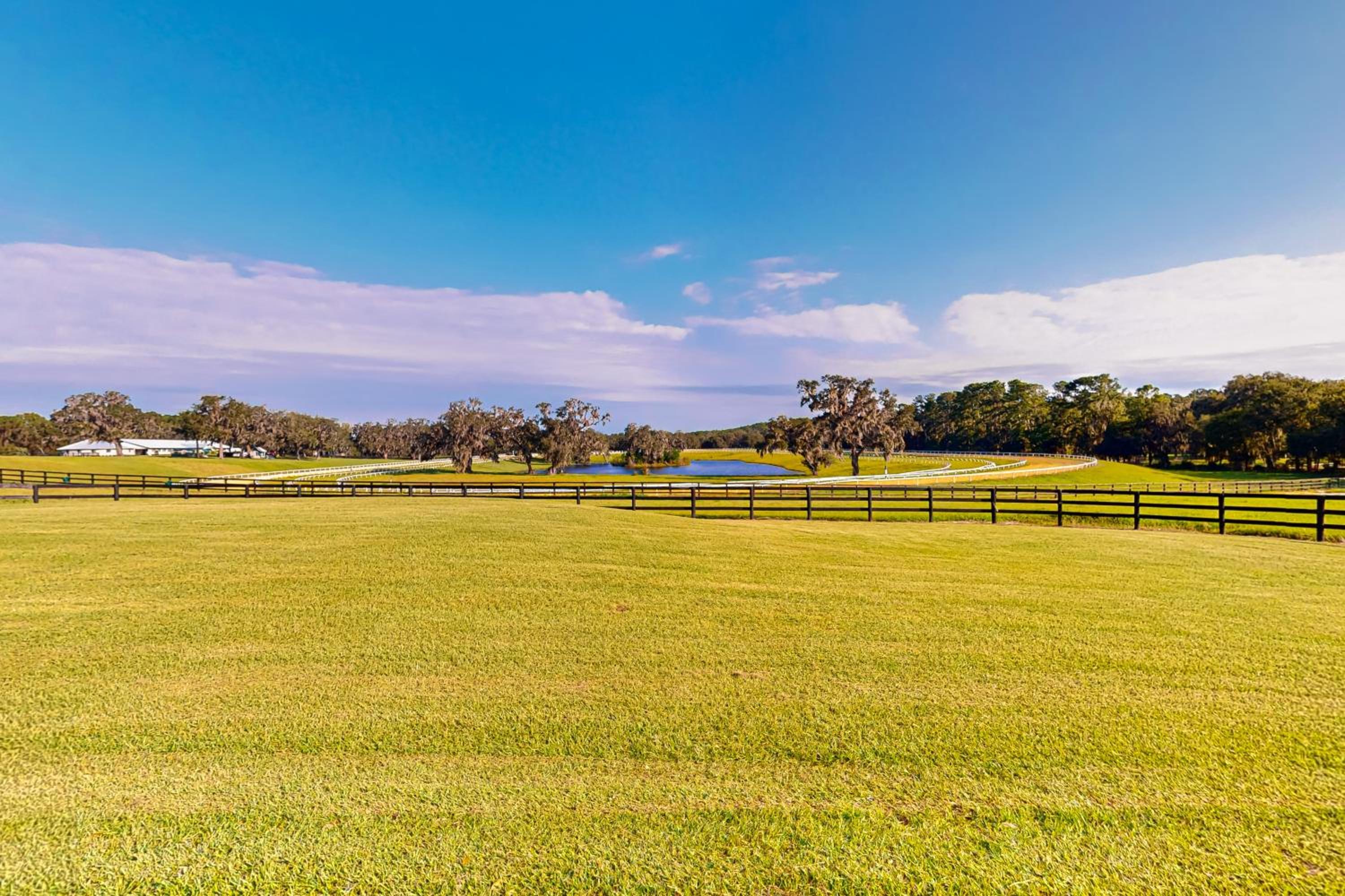 7 Mi to Paynes Prairie Preserve! Rural Retreat