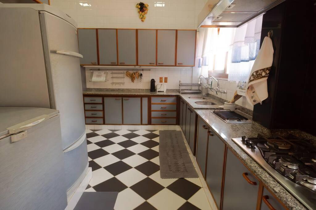 Casa de alto padrão em condomínio fechado
