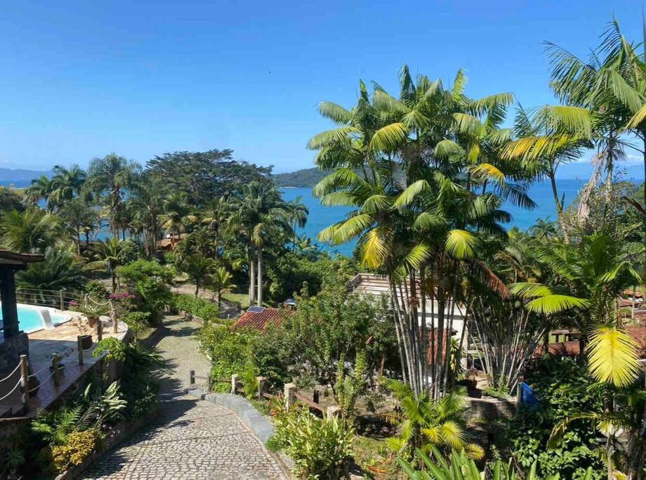 Casa de alto padrão em condomínio fechado