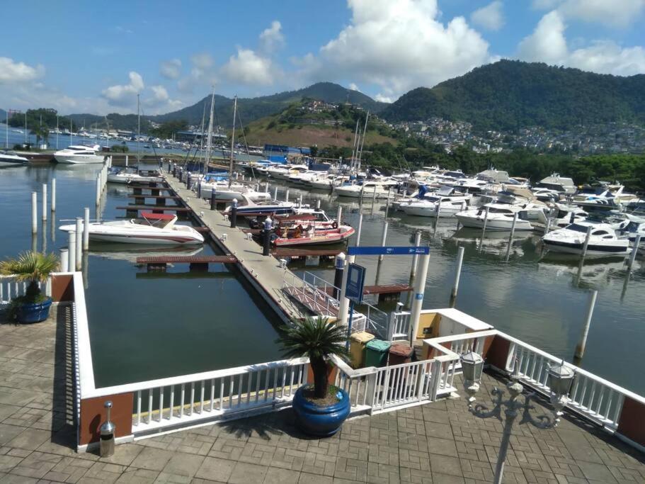 Casa de alto padrão em condomínio fechado