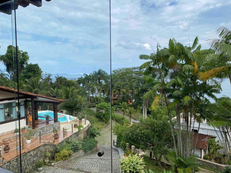 Casa de alto padrão em condomínio fechado