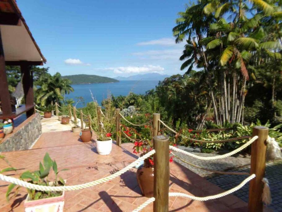 Casa de alto padrão em condomínio fechado