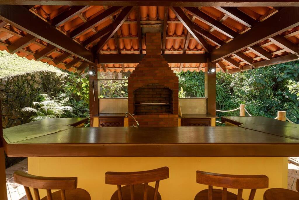 Casa de alto padrão em condomínio fechado