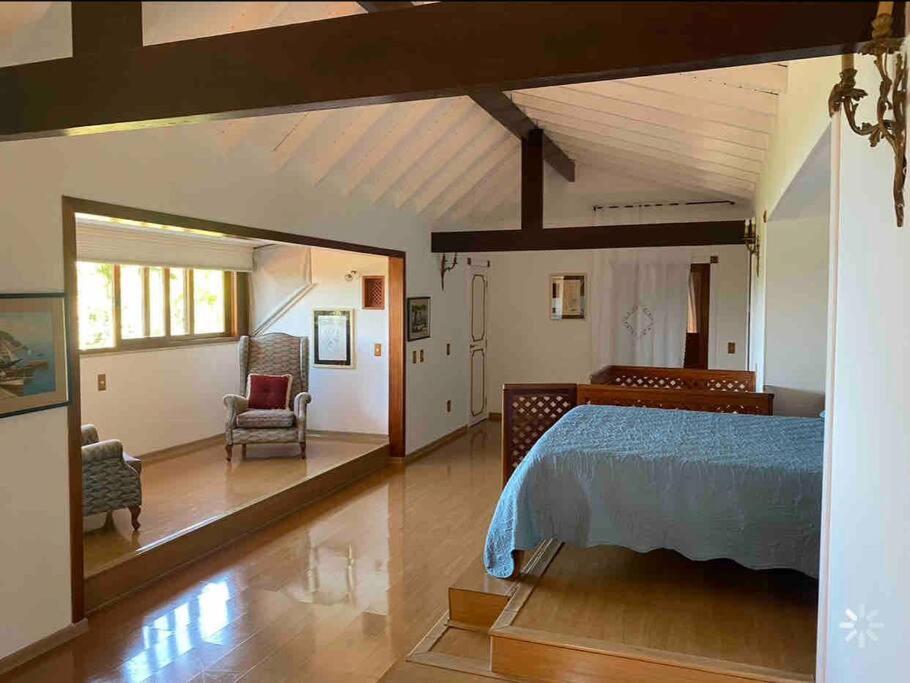 Casa de alto padrão em condomínio fechado
