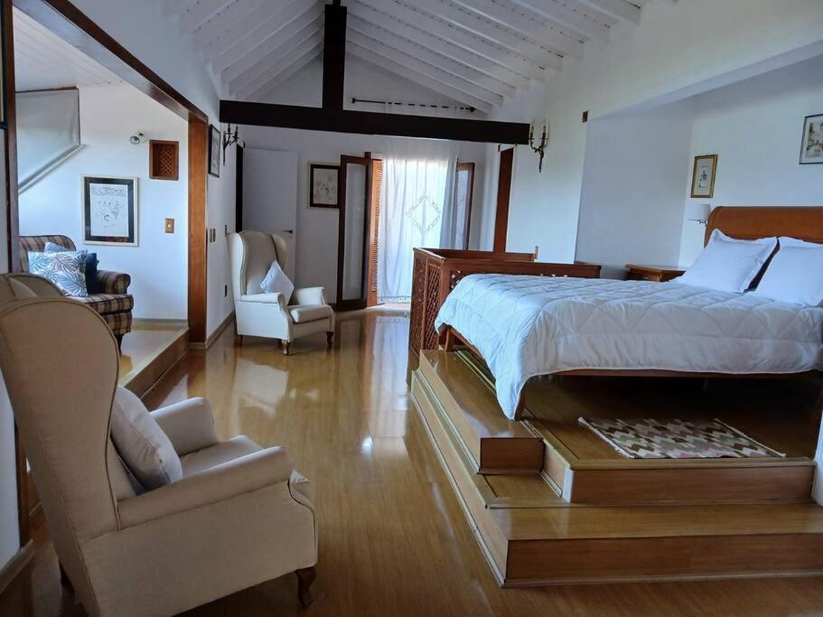 Casa de alto padrão em condomínio fechado