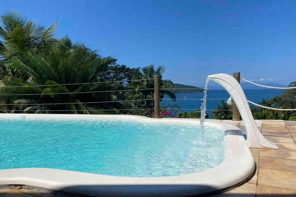 Casa de alto padrão em condomínio fechado
