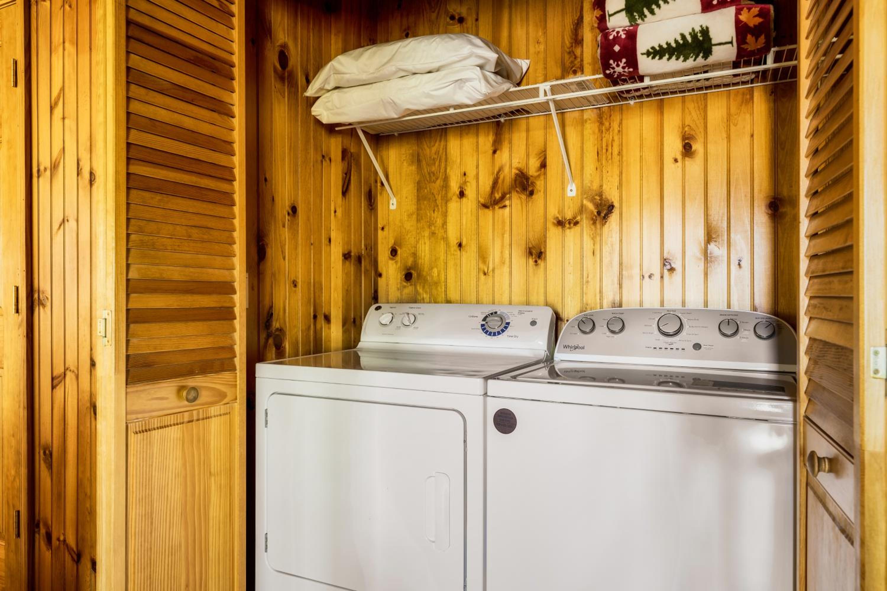 Mountain Moonrise 3BR 3BA - Scenic Falls, Mtn View, Hot Tub, Gameroom, Firepit - Sleep 8-