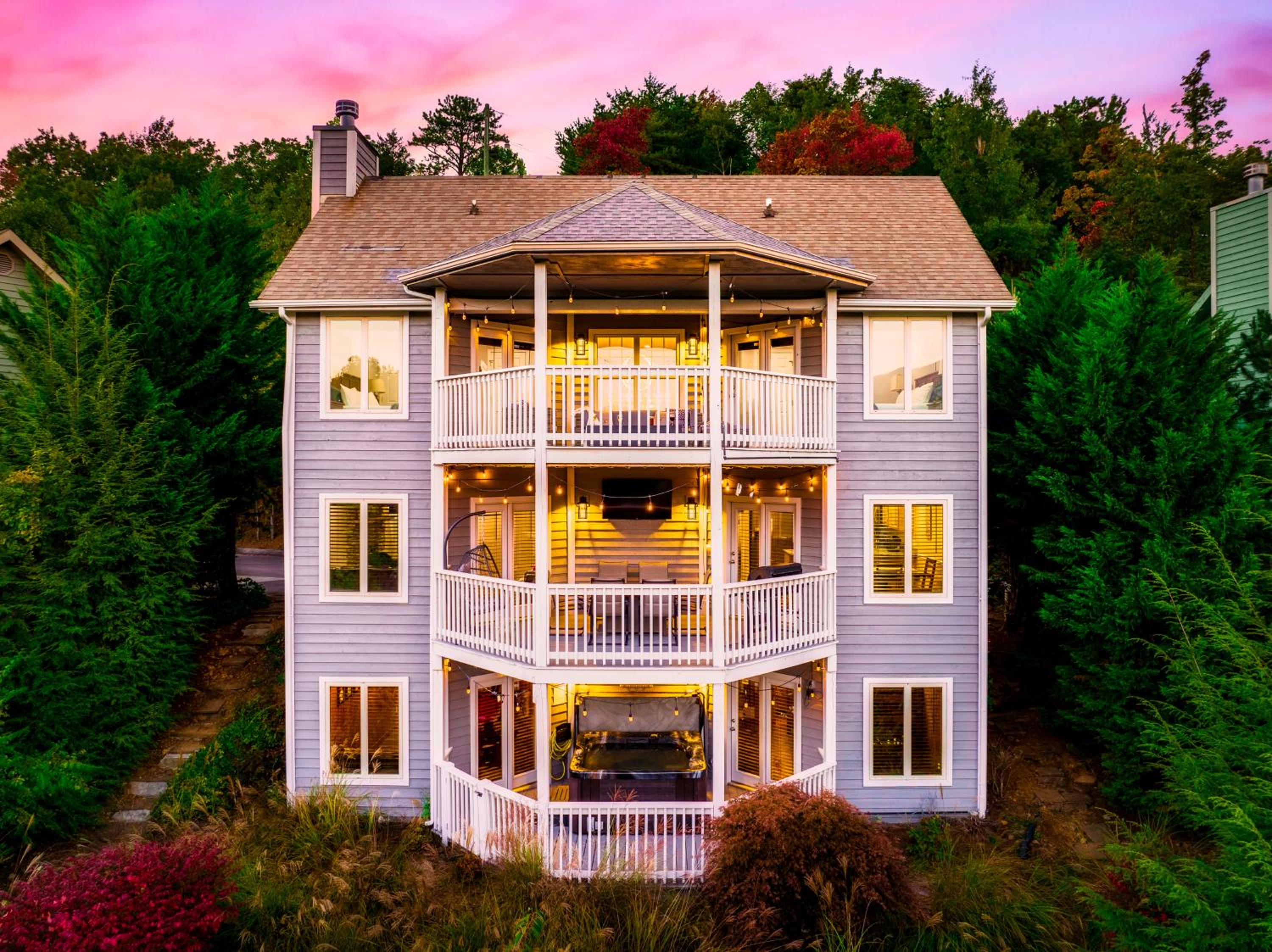 Mountain Moonrise 3BR 3BA - Scenic Falls, Mtn View, Hot Tub, Gameroom, Firepit - Sleep 8-