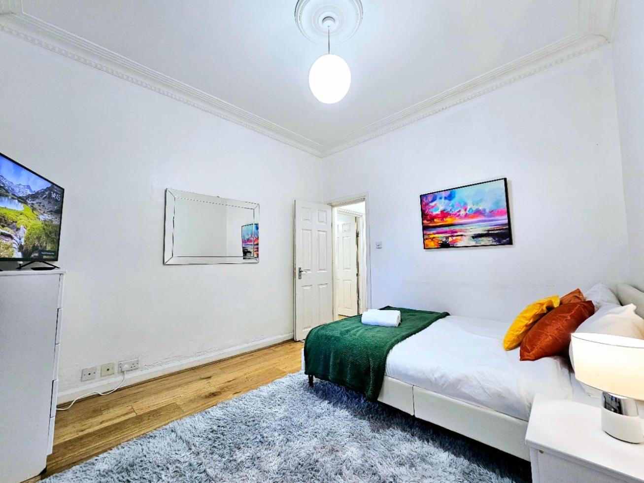 Spacious & Cosy 2 Bedroom Home plus 2 Sofa-beds with Private Entrance and Back Patio, 3 min walk to Earl's Court Station