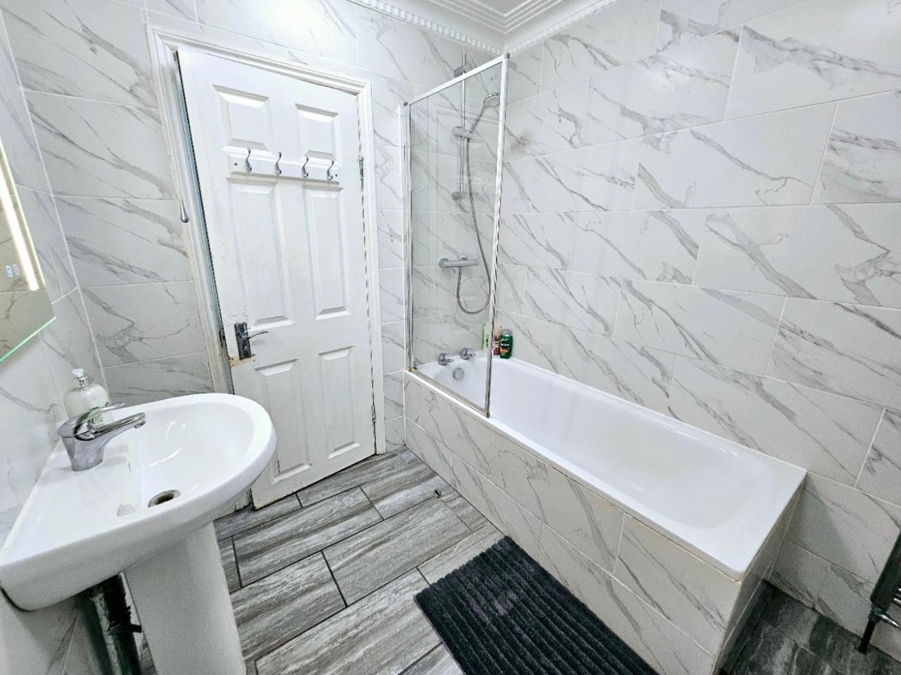 Spacious & Cosy 2 Bedroom Home plus 2 Sofa-beds with Private Entrance and Back Patio, 3 min walk to Earl's Court Station
