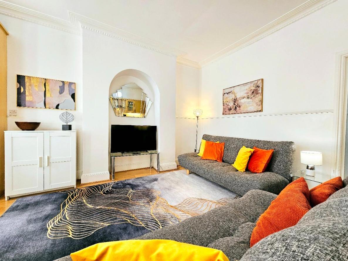 Spacious & Cosy 2 Bedroom Home plus 2 Sofa-beds with Private Entrance and Back Patio, 3 min walk to Earl's Court Station