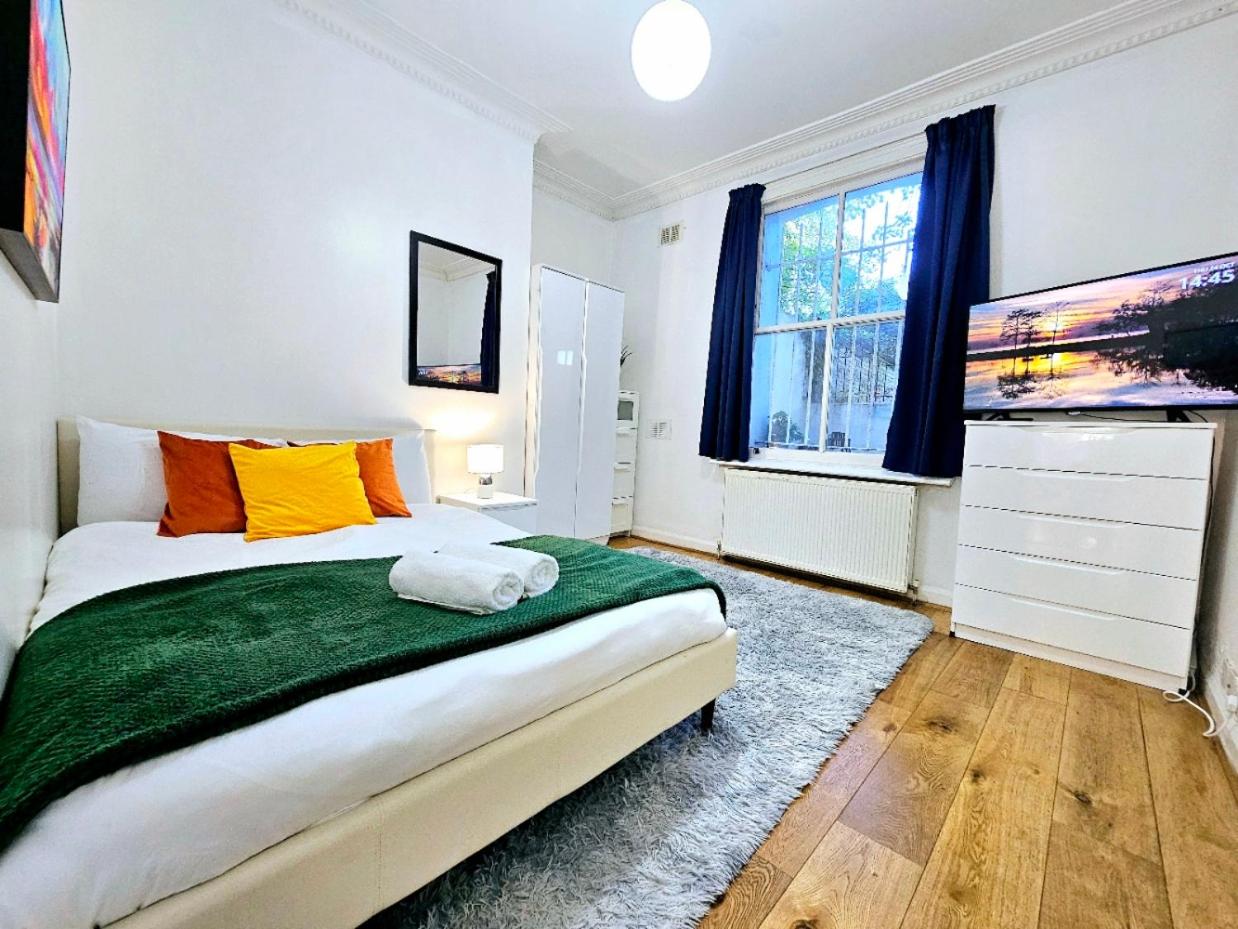 Spacious & Cosy 2 Bedroom Home plus 2 Sofa-beds with Private Entrance and Back Patio, 3 min walk to Earl's Court Station