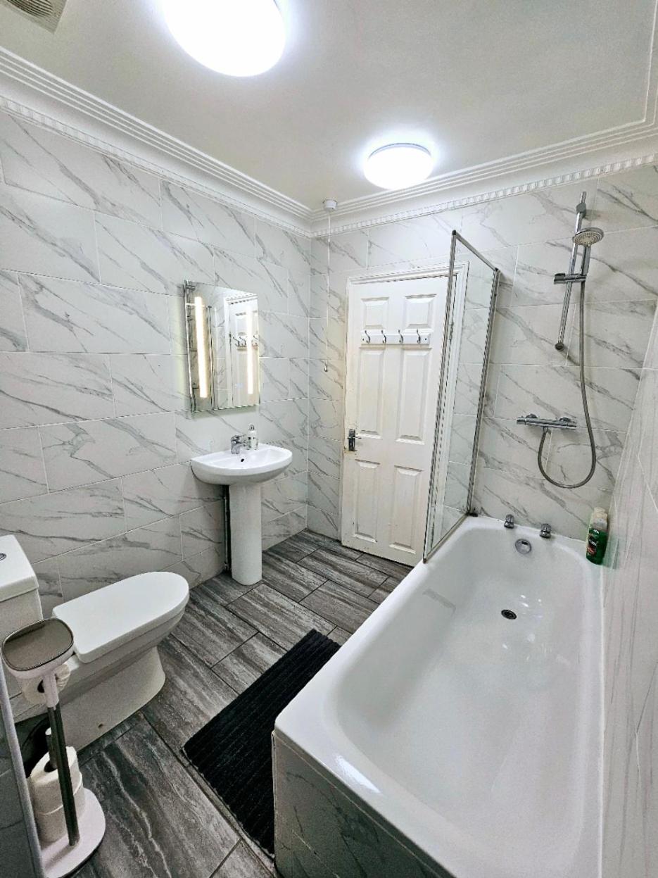 Spacious & Cosy 2 Bedroom Home plus 2 Sofa-beds with Private Entrance and Back Patio, 3 min walk to Earl's Court Station
