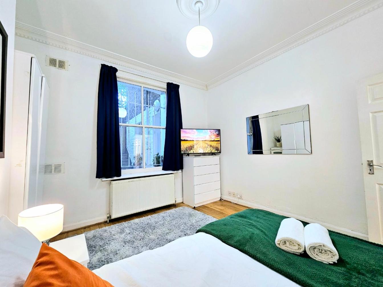 Spacious & Cosy 2 Bedroom Home plus 2 Sofa-beds with Private Entrance and Back Patio, 3 min walk to Earl's Court Station