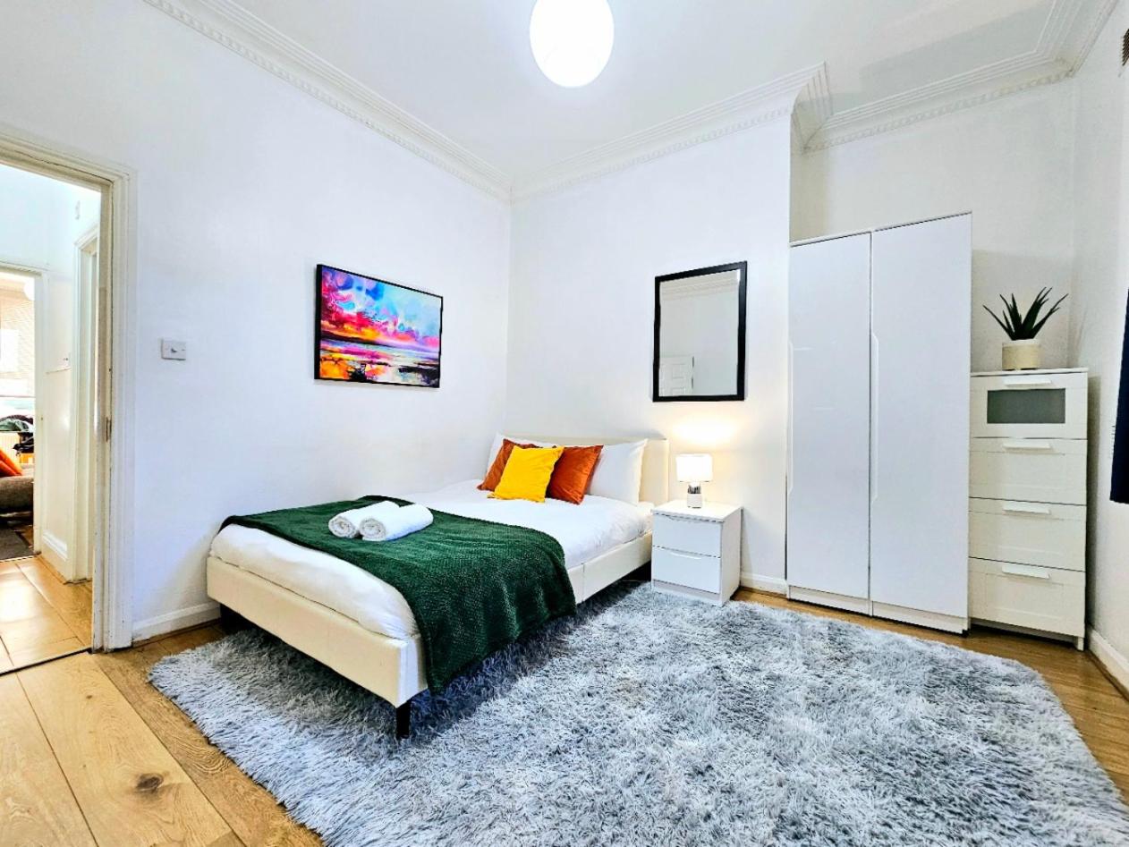 Spacious & Cosy 2 Bedroom Home plus 2 Sofa-beds with Private Entrance and Back Patio, 3 min walk to Earl's Court Station