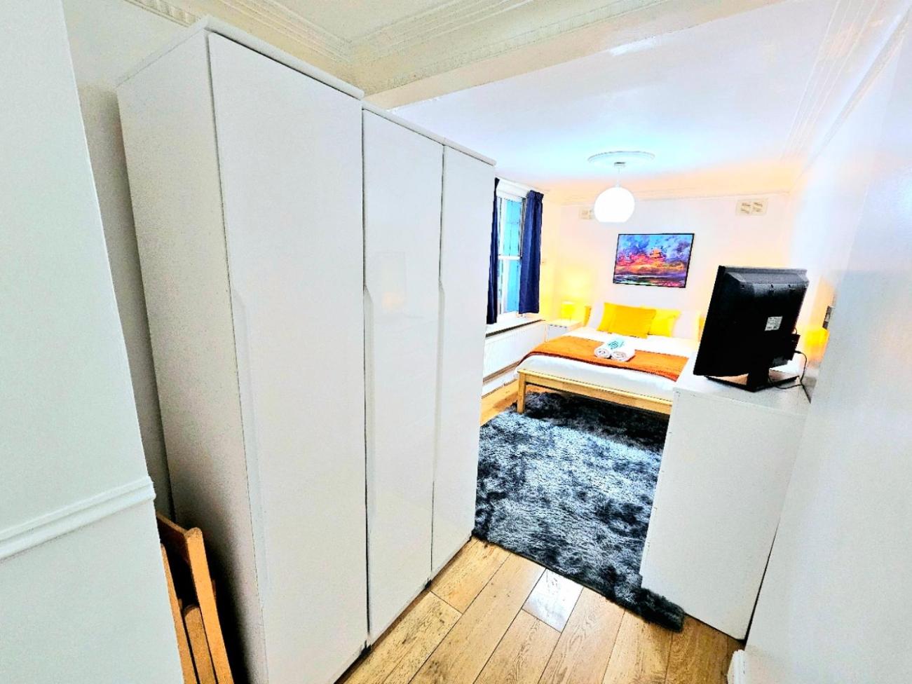 Spacious & Cosy 2 Bedroom Home plus 2 Sofa-beds with Private Entrance and Back Patio, 3 min walk to Earl's Court Station