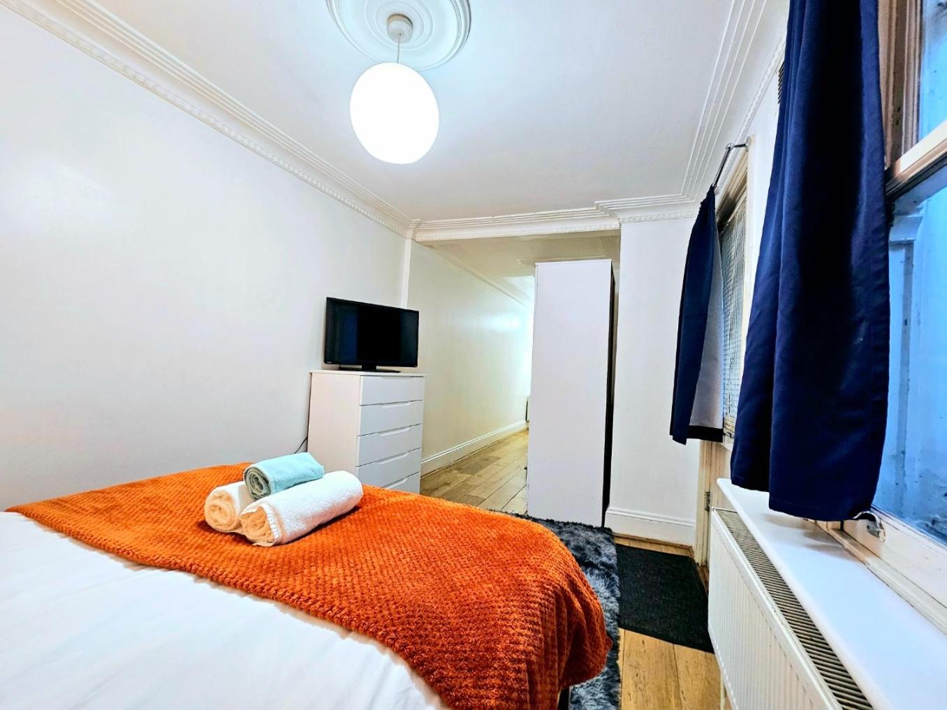 Spacious & Cosy 2 Bedroom Home plus 2 Sofa-beds with Private Entrance and Back Patio, 3 min walk to Earl's Court Station