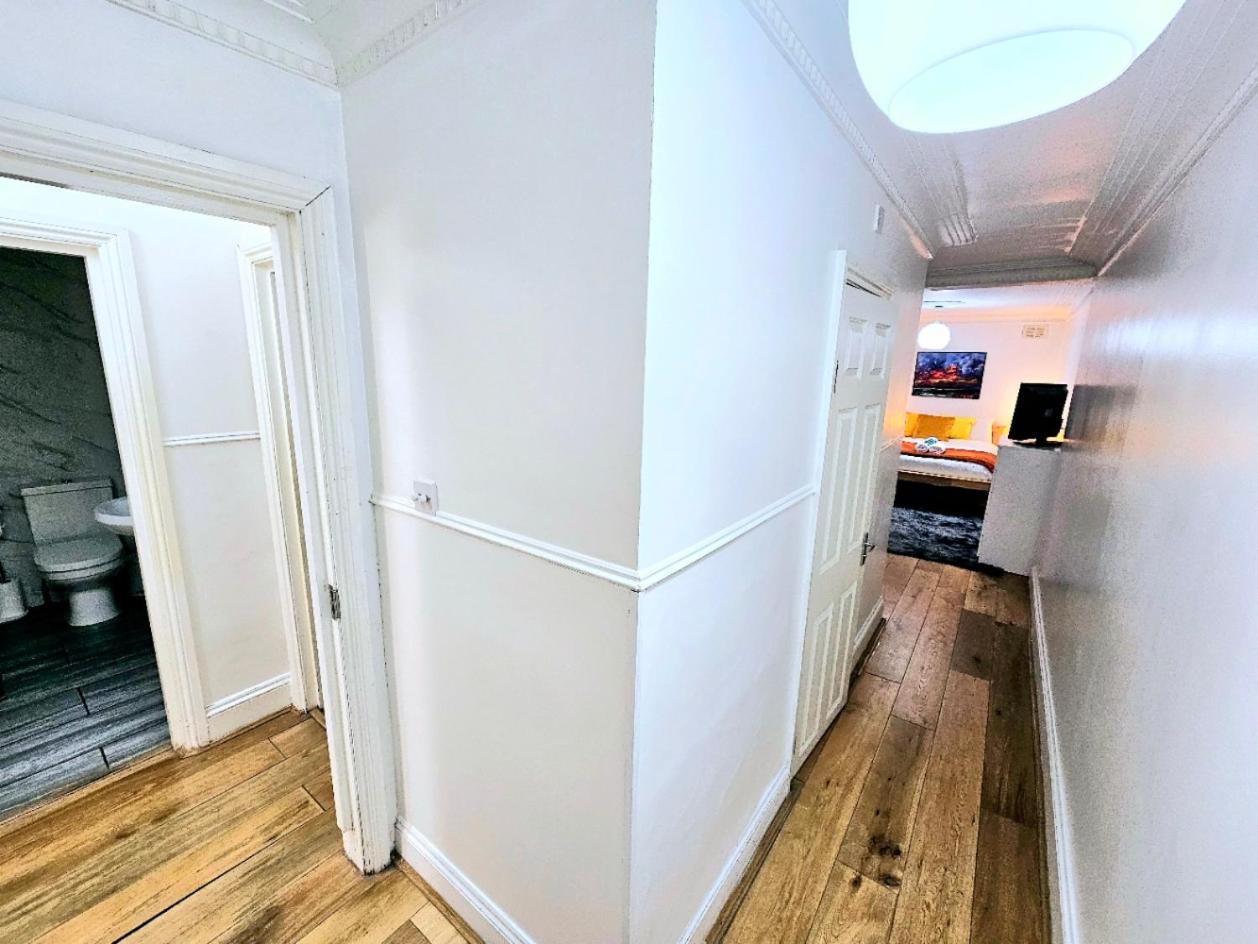 Spacious & Cosy 2 Bedroom Home plus 2 Sofa-beds with Private Entrance and Back Patio, 3 min walk to Earl's Court Station