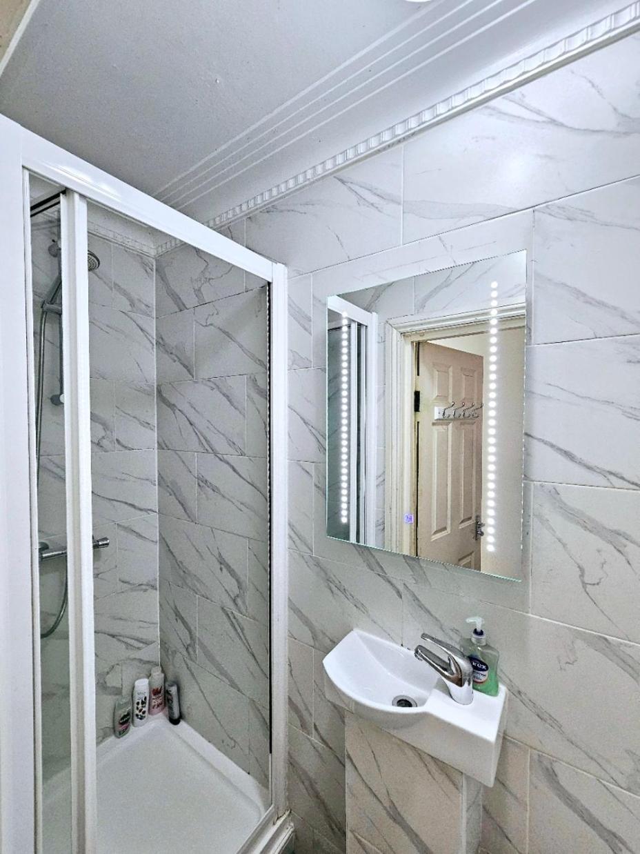 Spacious & Cosy 2 Bedroom Home plus 2 Sofa-beds with Private Entrance and Back Patio, 3 min walk to Earl's Court Station