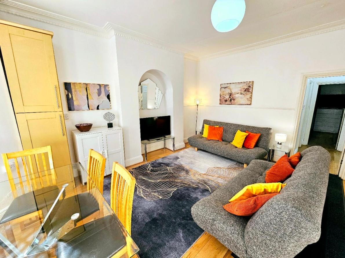 Spacious & Cosy 2 Bedroom Home plus 2 Sofa-beds with Private Entrance and Back Patio, 3 min walk to Earl's Court Station