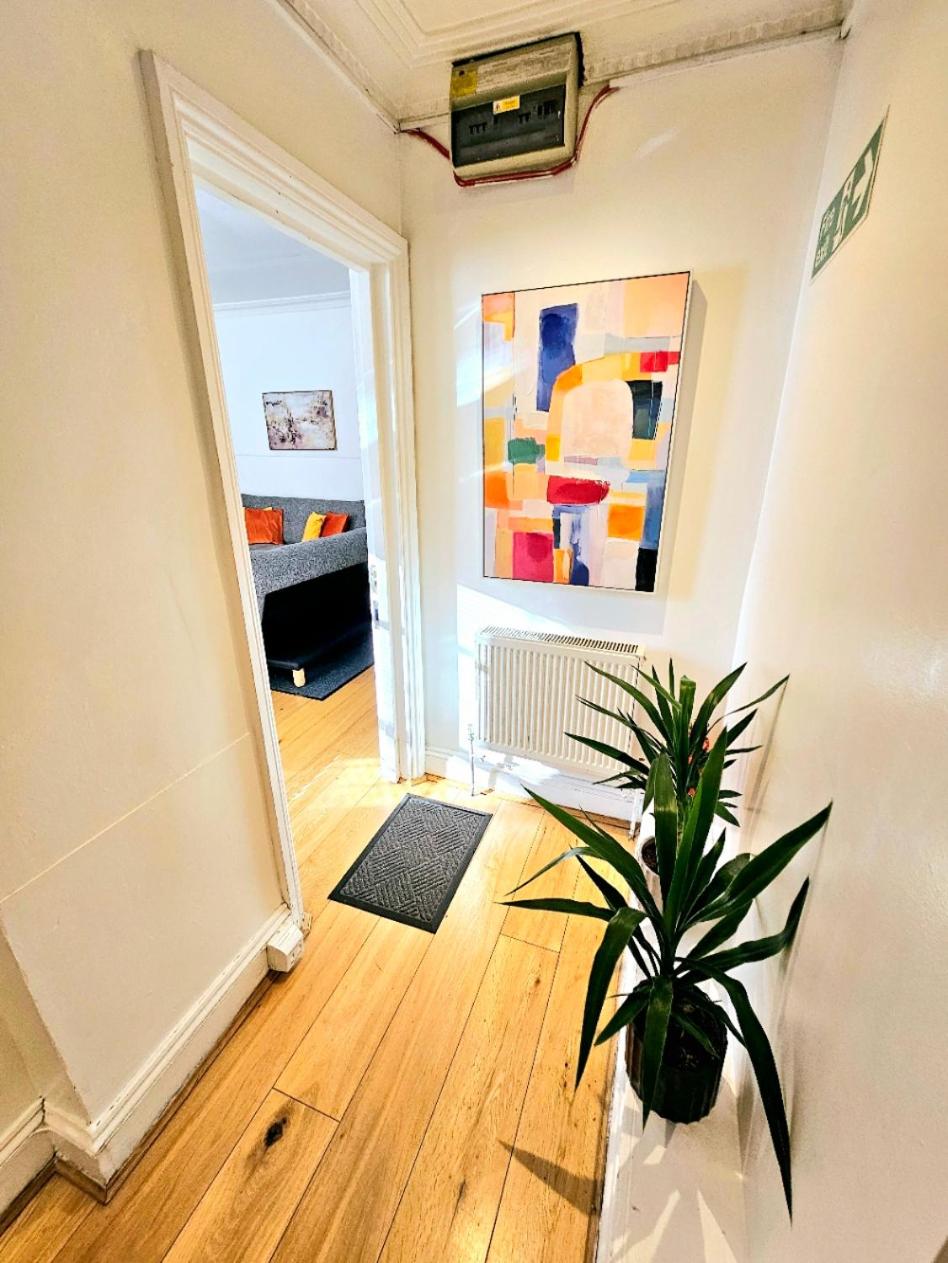Spacious & Cosy 2 Bedroom Home plus 2 Sofa-beds with Private Entrance and Back Patio, 3 min walk to Earl's Court Station