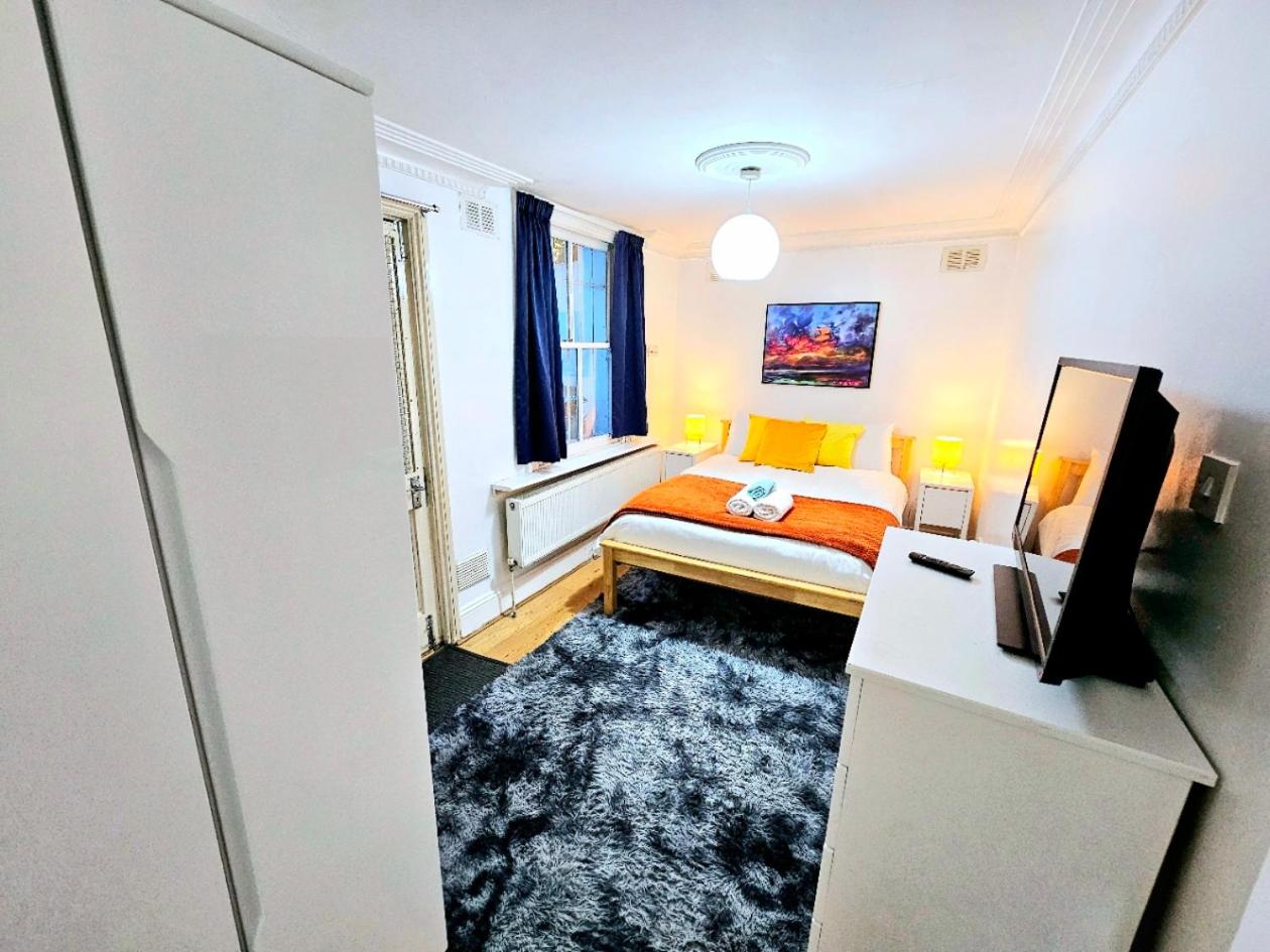 Spacious & Cosy 2 Bedroom Home plus 2 Sofa-beds with Private Entrance and Back Patio, 3 min walk to Earl's Court Station