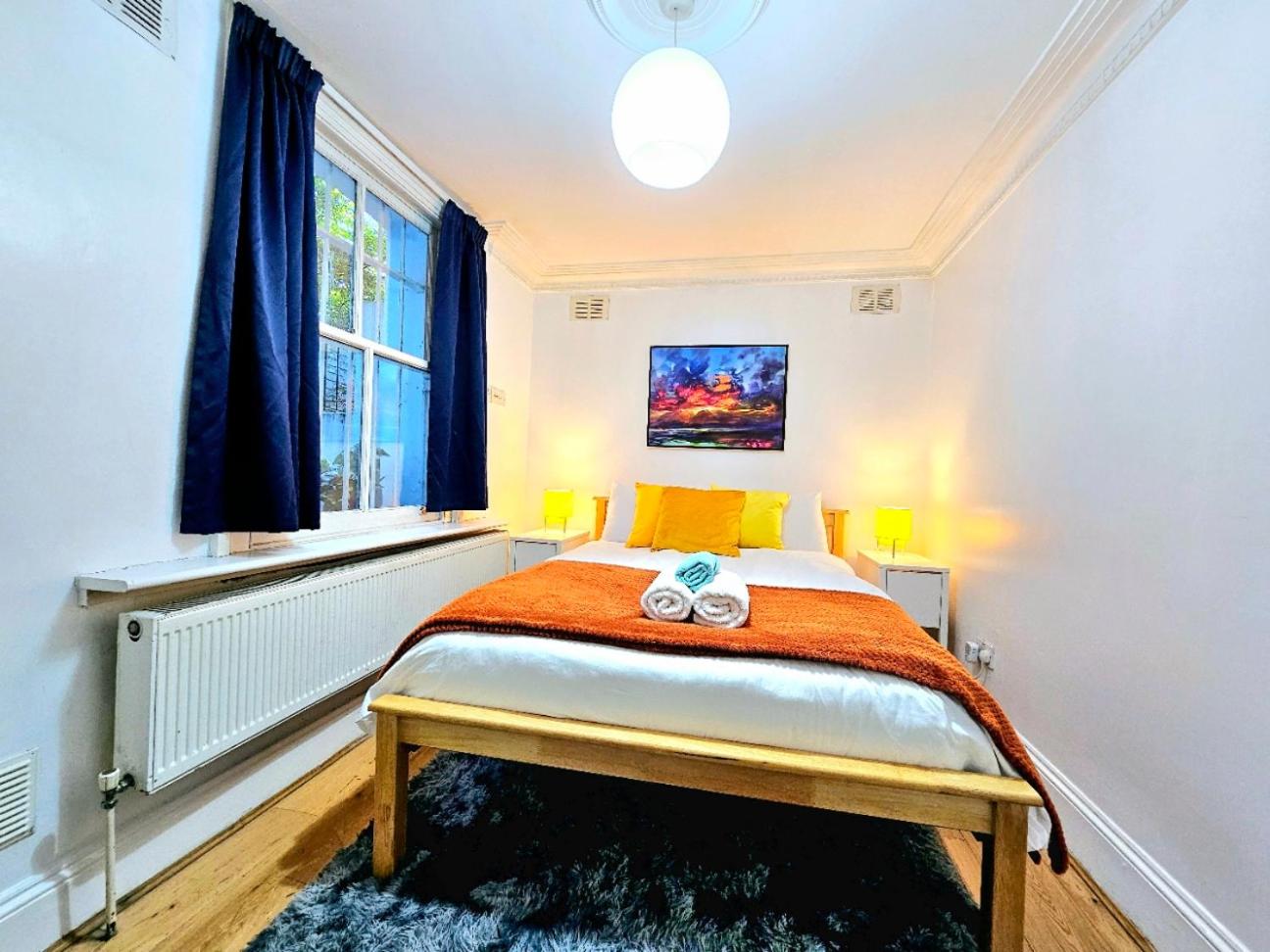 Spacious & Cosy 2 Bedroom Home plus 2 Sofa-beds with Private Entrance and Back Patio, 3 min walk to Earl's Court Station