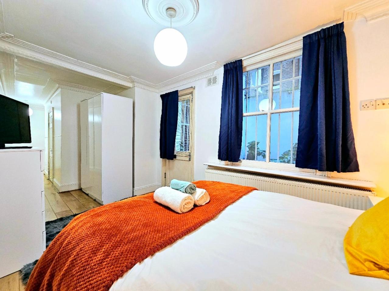Spacious & Cosy 2 Bedroom Home plus 2 Sofa-beds with Private Entrance and Back Patio, 3 min walk to Earl's Court Station
