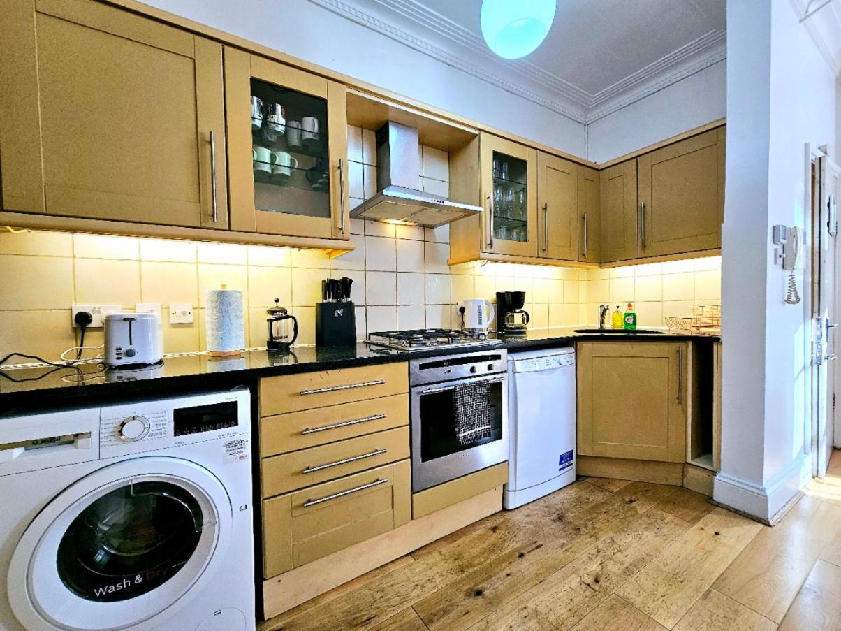 Spacious & Cosy 2 Bedroom Home plus 2 Sofa-beds with Private Entrance and Back Patio, 3 min walk to Earl's Court Station