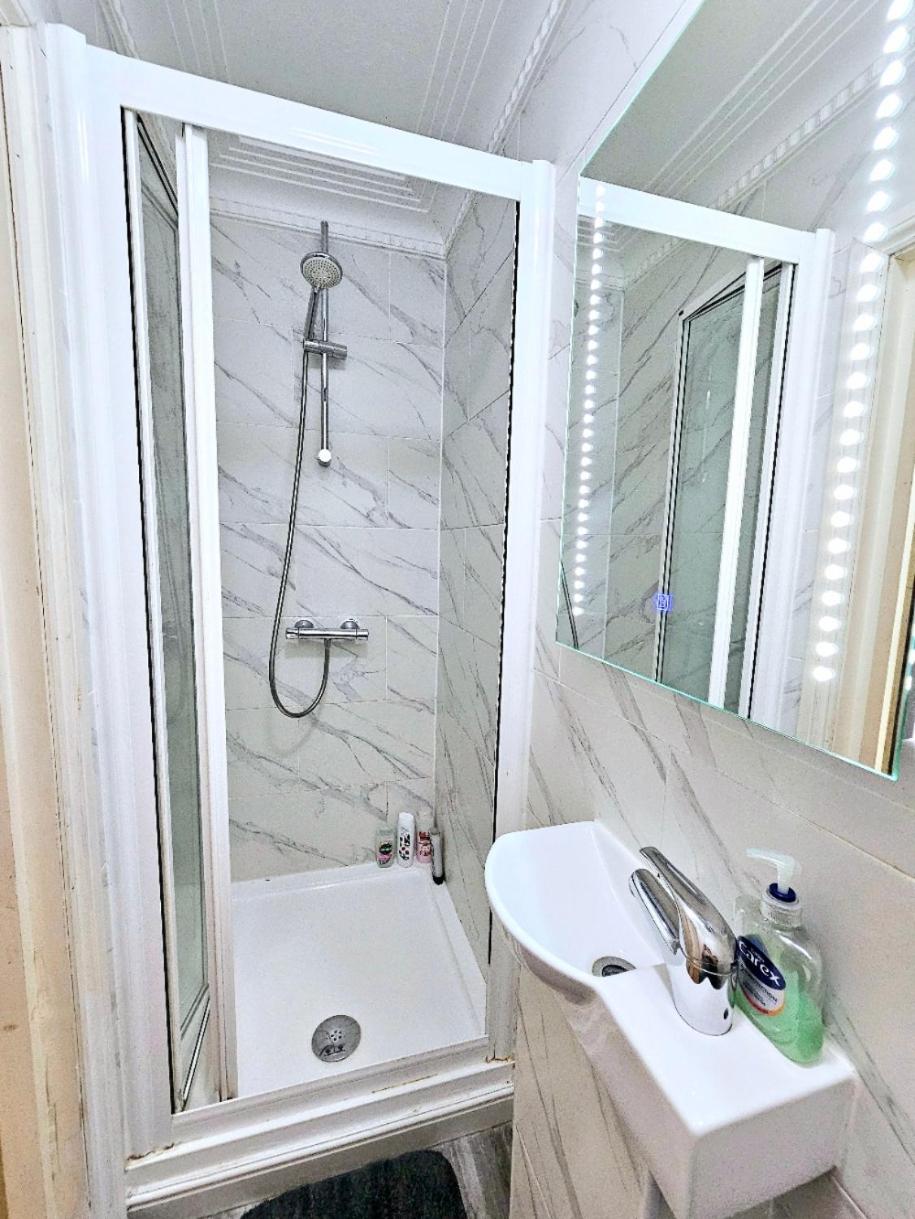 Spacious & Cosy 2 Bedroom Home plus 2 Sofa-beds with Private Entrance and Back Patio, 3 min walk to Earl's Court Station