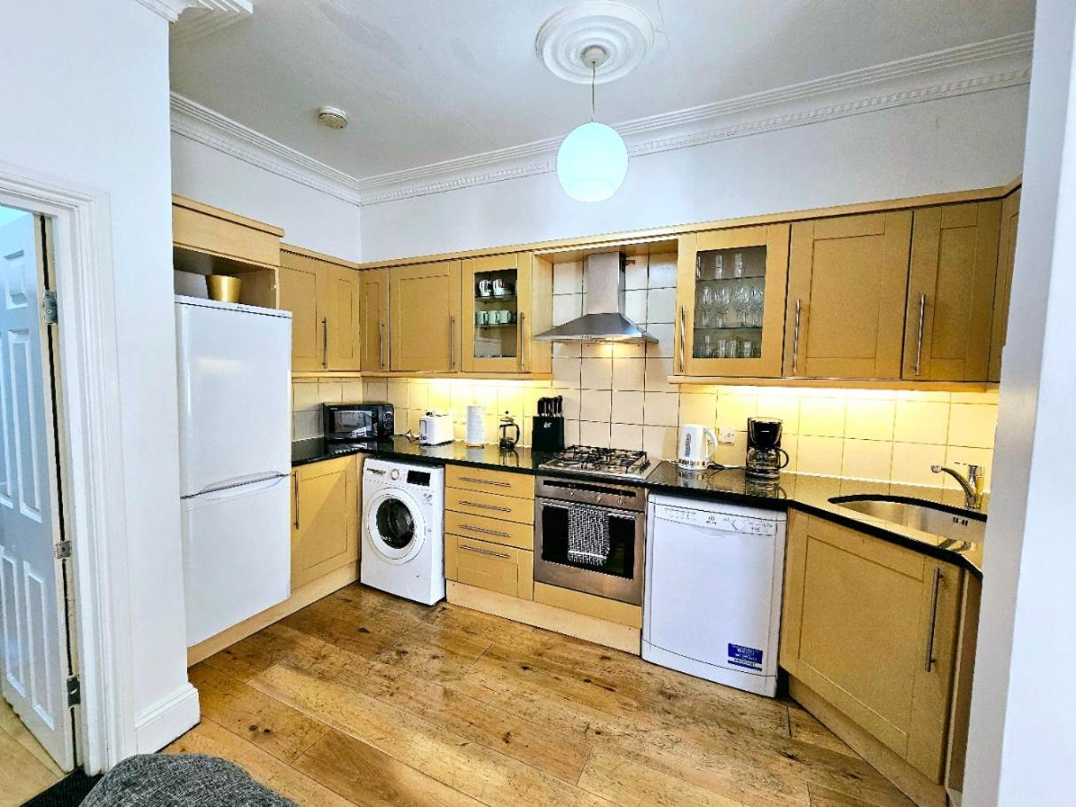 Spacious & Cosy 2 Bedroom Home plus 2 Sofa-beds with Private Entrance and Back Patio, 3 min walk to Earl's Court Station