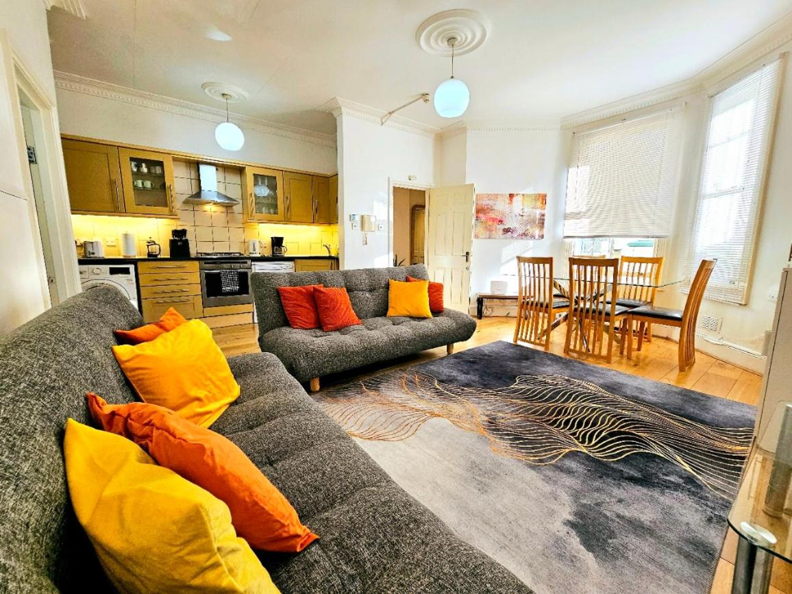 Spacious & Cosy 2 Bedroom Home plus 2 Sofa-beds with Private Entrance and Back Patio, 3 min walk to Earl's Court Station