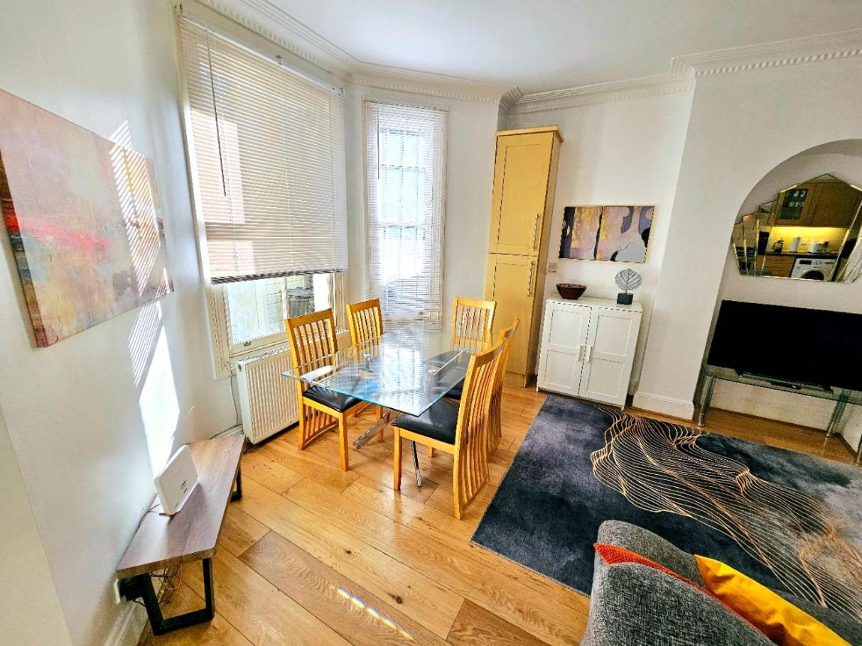 Spacious & Cosy 2 Bedroom Home plus 2 Sofa-beds with Private Entrance and Back Patio, 3 min walk to Earl's Court Station