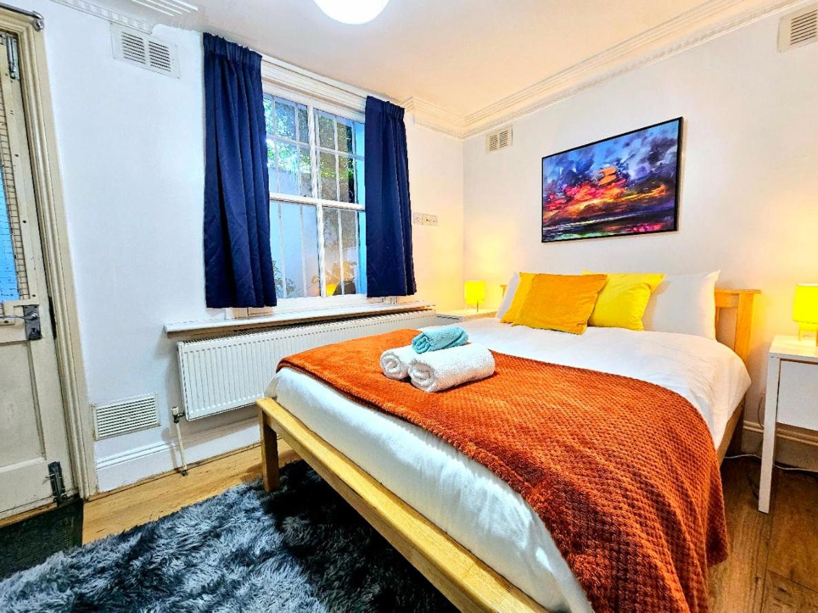 Spacious & Cosy 2 Bedroom Home plus 2 Sofa-beds with Private Entrance and Back Patio, 3 min walk to Earl's Court Station
