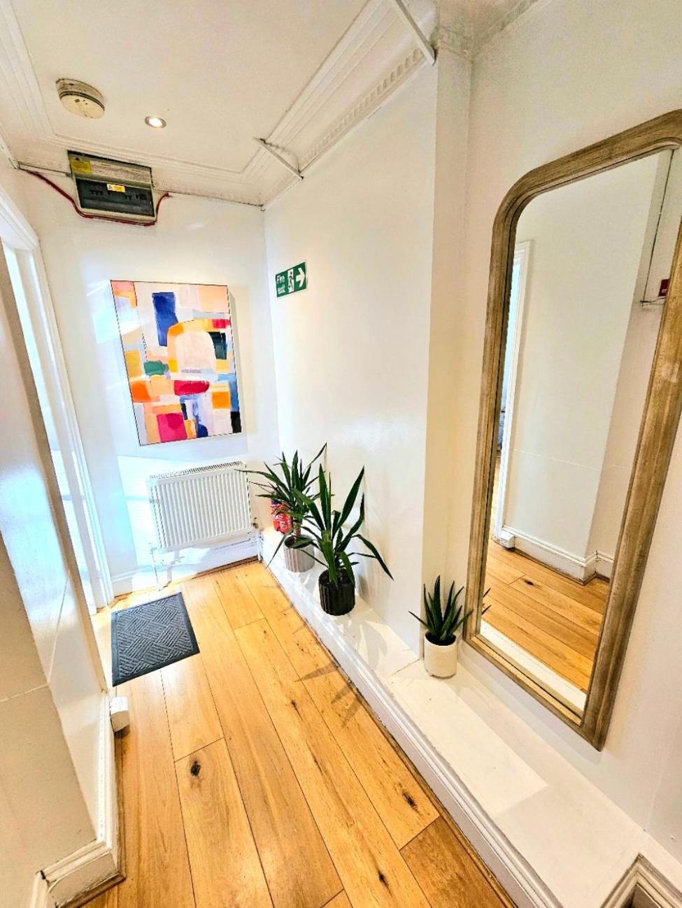 Spacious & Cosy 2 Bedroom Home plus 2 Sofa-beds with Private Entrance and Back Patio, 3 min walk to Earl's Court Station