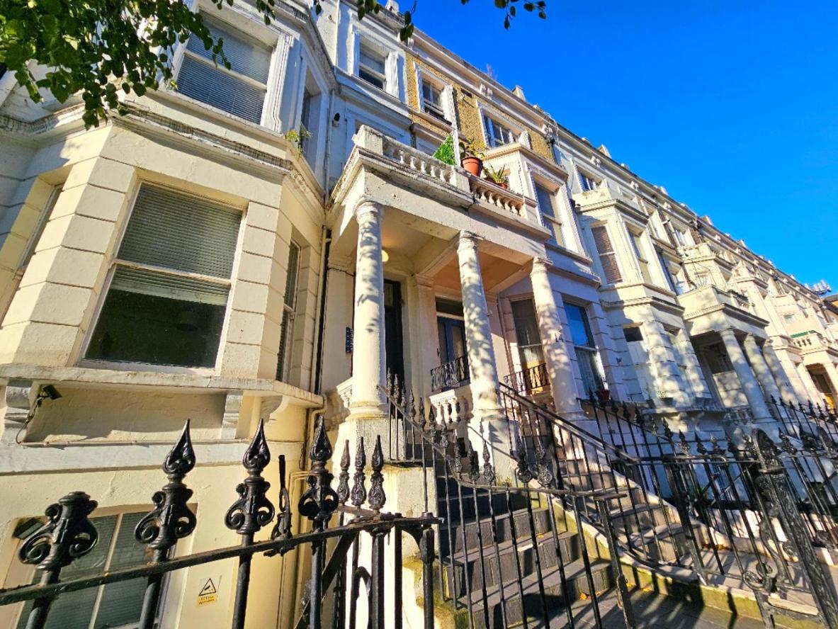 Spacious & Cosy 2 Bedroom Home plus 2 Sofa-beds with Private Entrance and Back Patio, 3 min walk to Earl's Court Station