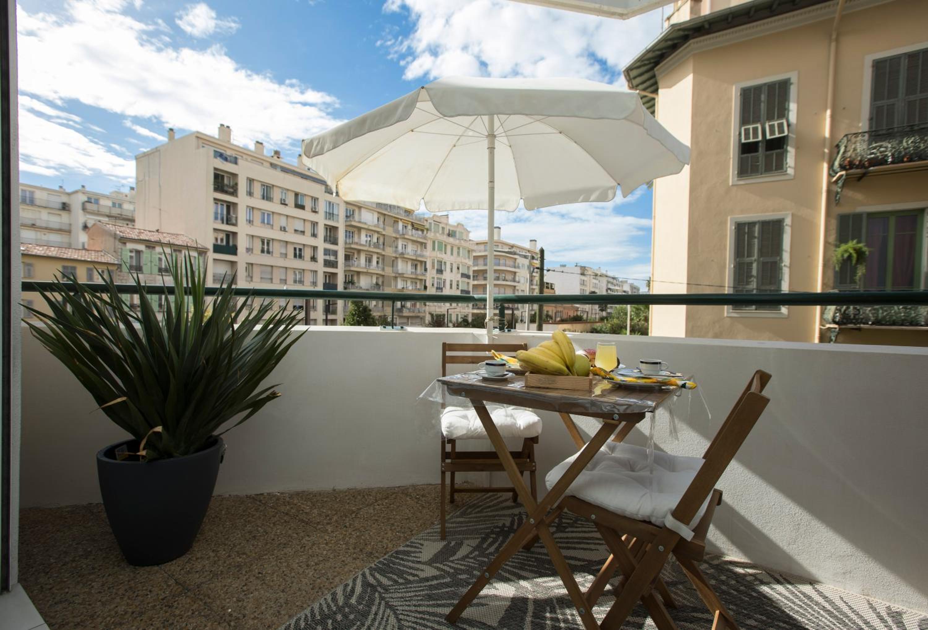 Studio Palais des Arts terrasse cosy parking prive 150m plage clim wifi