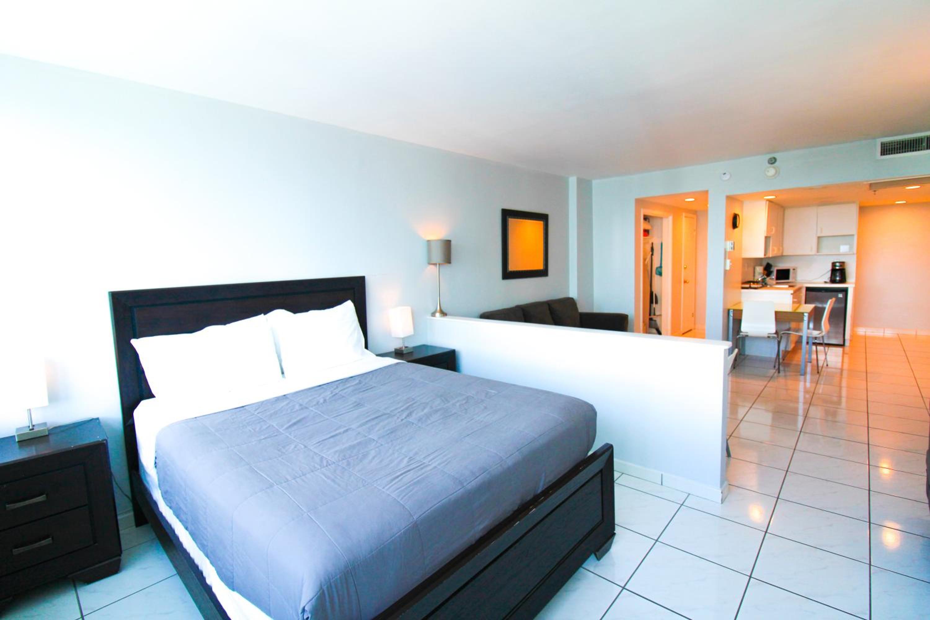 Castle 1221 Large studio with free parking, pool, tennis, beach access, tiki bar... view 5